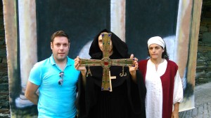 El concejal del área de Pedanías de Ponferrada, Iván Alonso, junto al abad y a la pedánea de Peñalba.